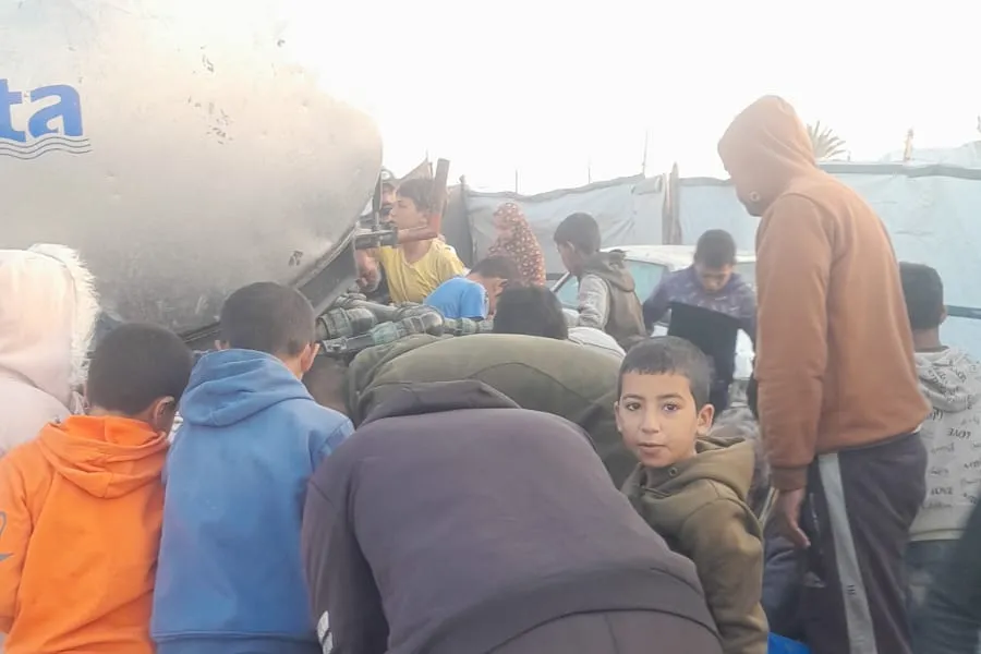 سقيا الماء لأهل غزة: حملة إنسانية لإنقاذ الأطفال والعائلات المحتاجة