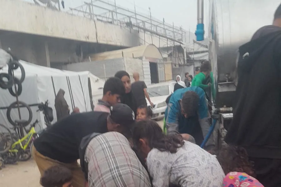 سقيا الماء لأهل غزة: حملة إنسانية لإنقاذ الأطفال والعائلات المحتاجة
