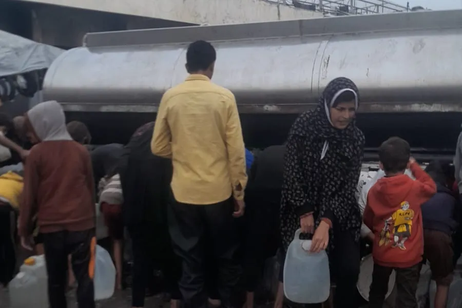سقيا الماء لأهل غزة: حملة إنسانية لإنقاذ الأطفال والعائلات المحتاجة