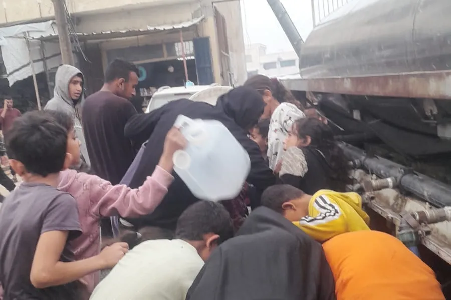 سقيا الماء لأهل غزة: حملة إنسانية لإنقاذ الأطفال والعائلات المحتاجة