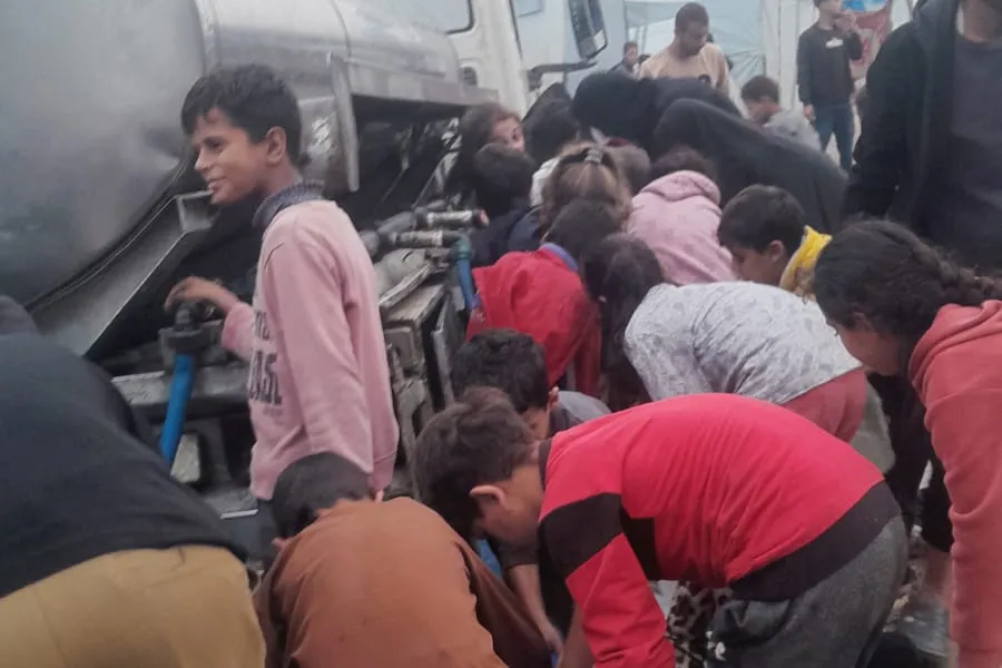 سقيا الماء لأهل غزة: حملة إنسانية لإنقاذ الأطفال والعائلات المحتاجة